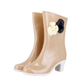 Női esőcsizma 6–8 cm-es sarkú, középső cső hossz, virágos mintázat, PVC felsőrész, egész éves