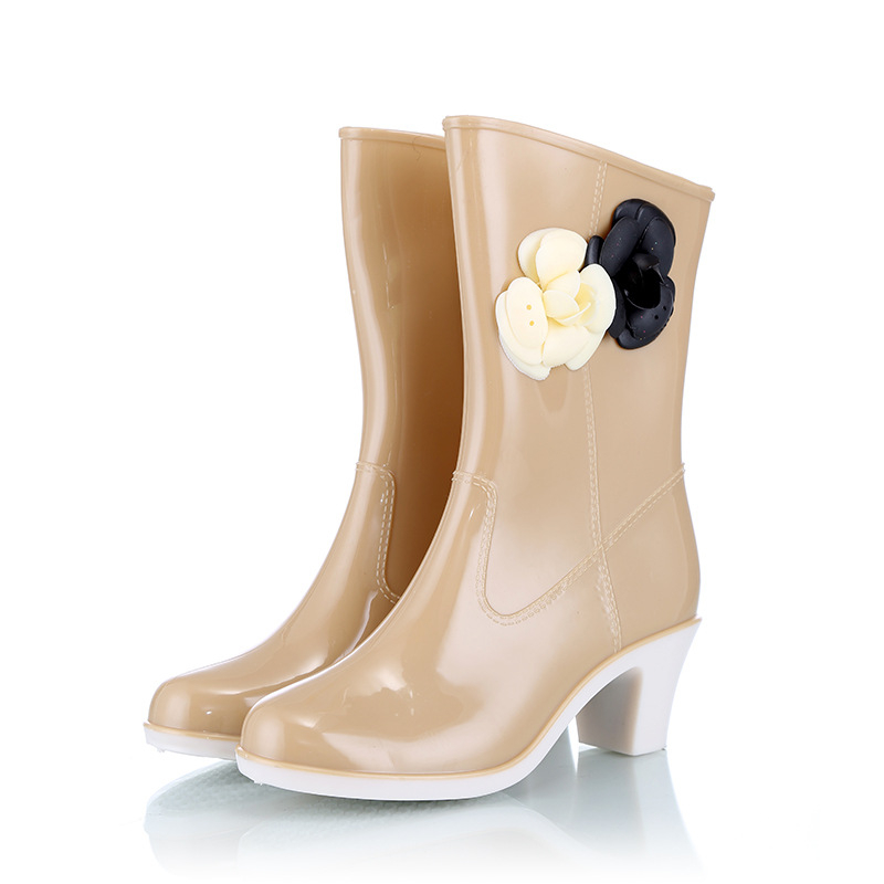 Női esőcsizma 6–8 cm-es sarkú, középső cső hossz, virágos mintázat, PVC felsőrész, egész éves
