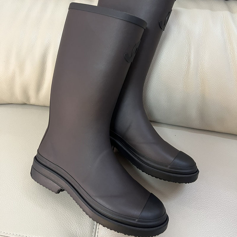 Női EVA esőcsizma, magas szárú kivitel, 3–5 cm sarka, mind az évszakokra használható
