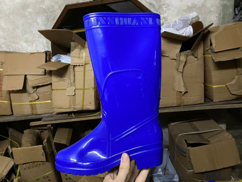 Ženske čizme za kišu od PVC, visok gornji dio, srednje visina pete 3–5 cm, za četiri sezone, jedne boje