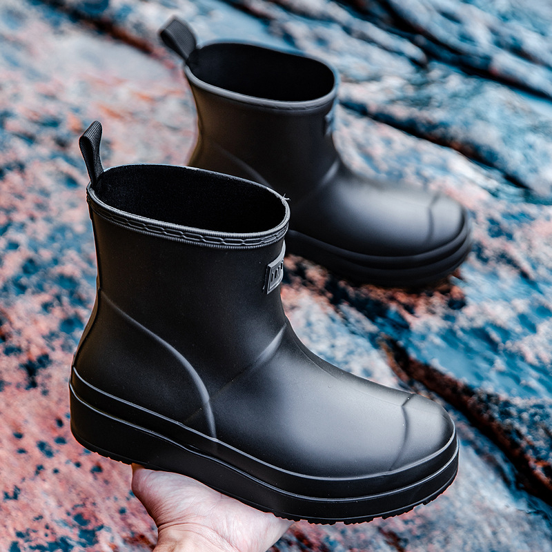 Ženske kišne čizme, PVC gornji dio, srednje visoke, niska potpetica 1–3 cm, za sve sezone