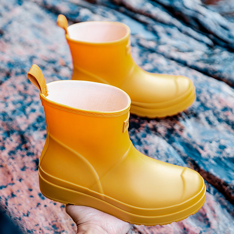 Ženske kišne čizme, PVC gornji dio, srednje visoke, niska potpetica 1–3 cm, za sve sezone
