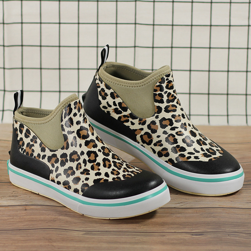 Női vízálló gumicsizma deck cipő - leopárd mintás, alacsony szárú, lapos sarok, gumi felsőrész, SGS-tesztelt