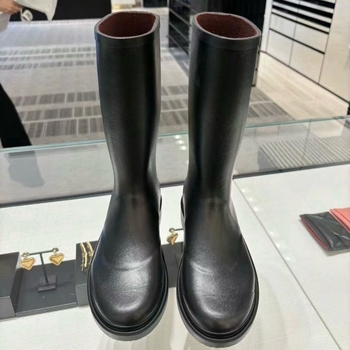 Ženske kišne čizme, visoki vrat, gornji dio od smole, niski pet 1–3 cm, za sve sezone