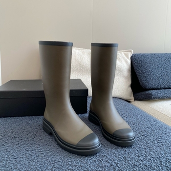 Ženske kišne čizme, visoki vrat, gornji dio od smole, niski pet 1–3 cm, za sve sezone