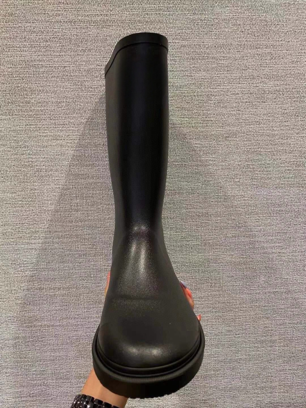 Ženske kišne čizme, visoki vrat, gornji dio od smole, niski pet 1–3 cm, za sve sezone