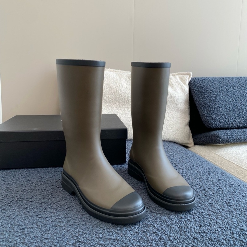 Ženske kišne čizme, visoki vrat, gornji dio od smole, niski pet 1–3 cm, za sve sezone