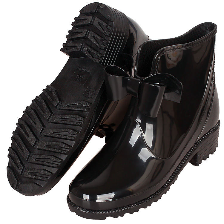 Cizme de ploaie pentru femei din PVC, înălțime joasă a gambelor, toc mic 1–3 cm, talpă antiderapantă
