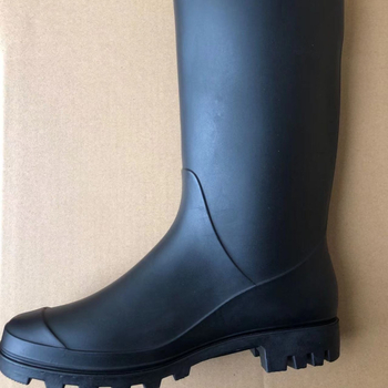 Ženske kišne čizme – modne, protuklizne, PVC gornji dio, srednja visina čizme, niski pet 1-3 cm, pogodne za proljeće i jesen