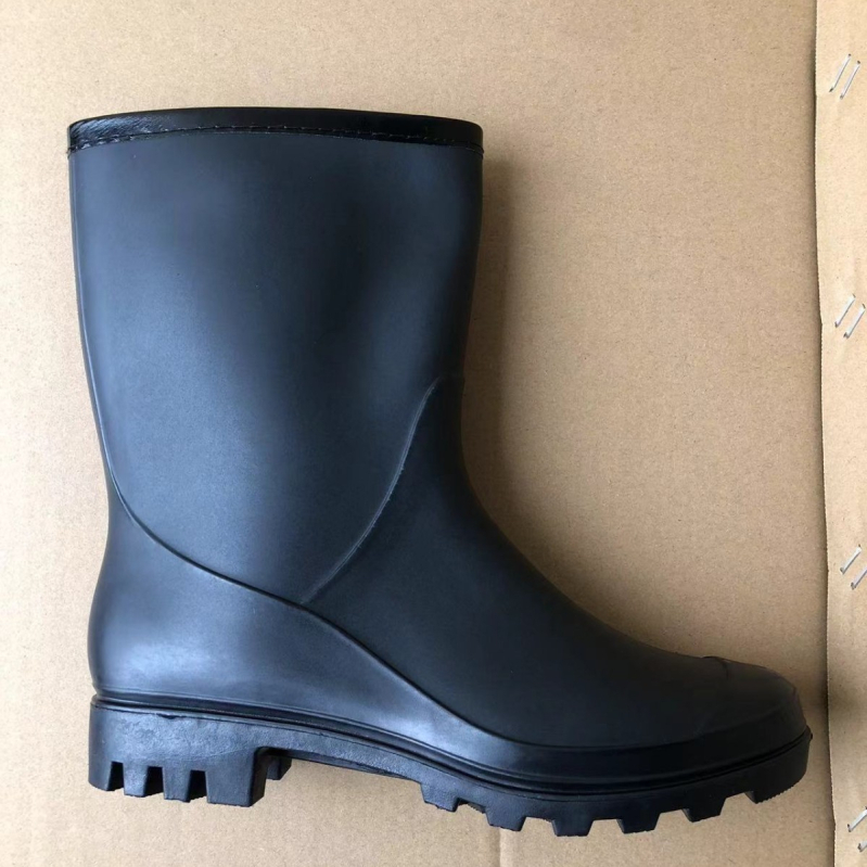Ženske kišne čizme – modne, protuklizne, PVC gornji dio, srednja visina čizme, niski pet 1-3 cm, pogodne za proljeće i jesen