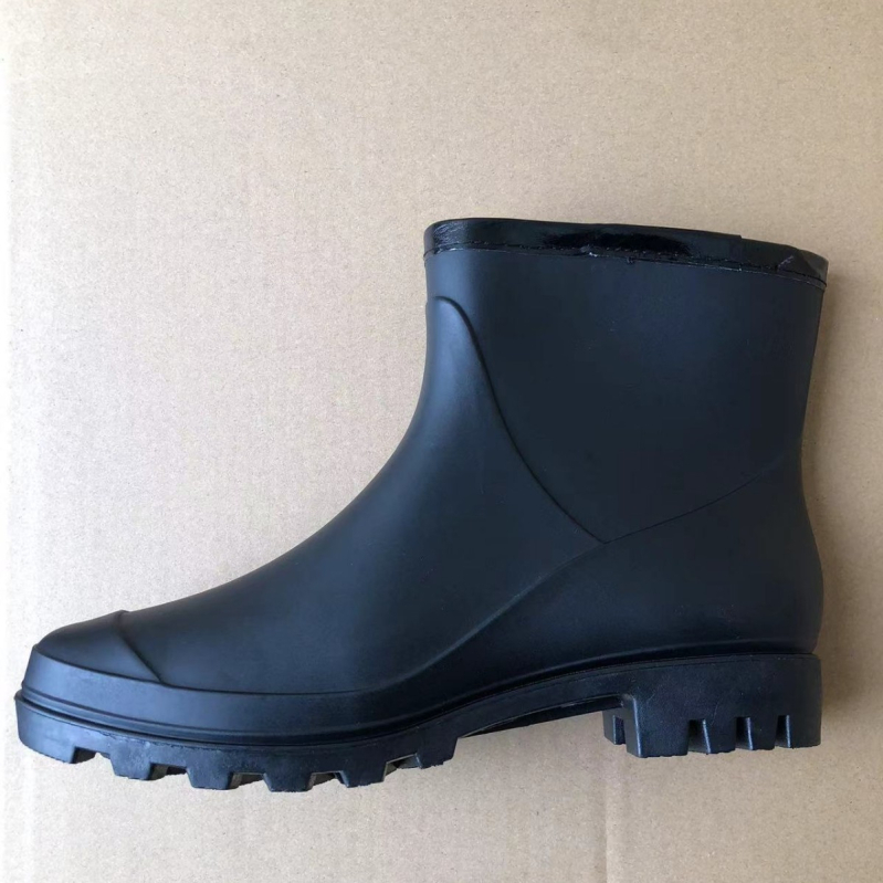 Ženske kišne čizme – modne, protuklizne, PVC gornji dio, srednja visina čizme, niski pet 1-3 cm, pogodne za proljeće i jesen