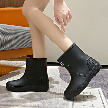 Ženske kišne čizme, srednje duljine potkoljenice, PVC gornji dio, ravni pet, pogodne za sve sezone