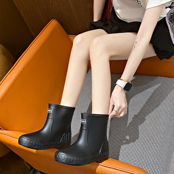 Ženske kišne čizme, srednje duljine potkoljenice, PVC gornji dio, ravni pet, pogodne za sve sezone