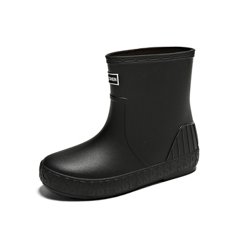 Ženske kišne čizme, srednje duljine potkoljenice, PVC gornji dio, ravni pet, pogodne za sve sezone