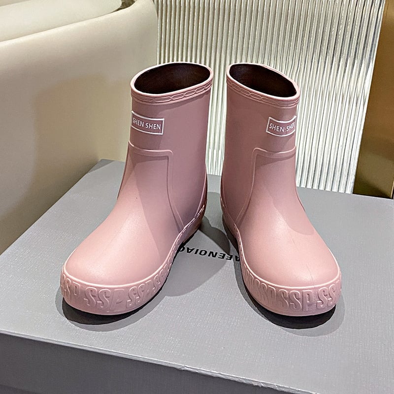 Ženske kišne čizme, srednje duljine potkoljenice, PVC gornji dio, ravni pet, pogodne za sve sezone