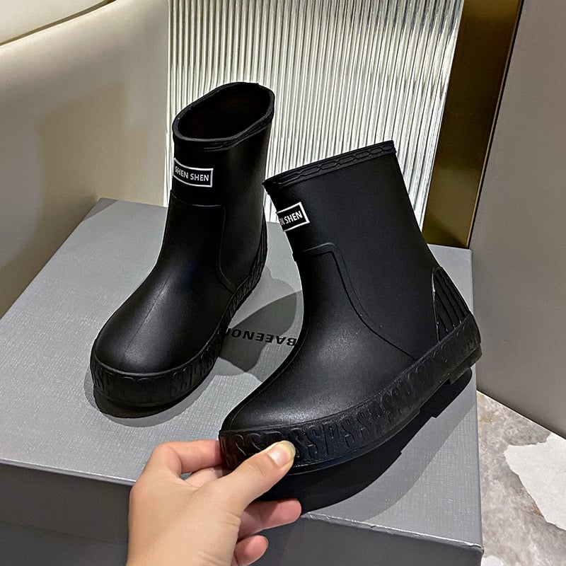 Ženske kišne čizme, srednje duljine potkoljenice, PVC gornji dio, ravni pet, pogodne za sve sezone