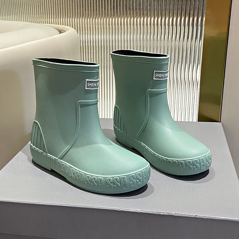 Ženske kišne čizme, srednje duljine potkoljenice, PVC gornji dio, ravni pet, pogodne za sve sezone