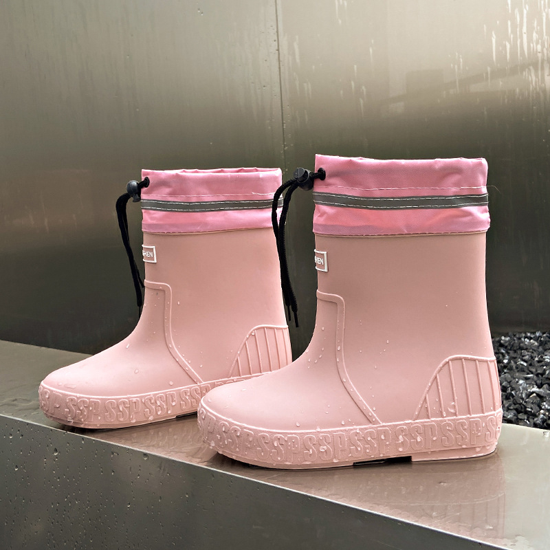 Ženske kišne čizme, srednje duljine potkoljenice, PVC gornji dio, ravni pet, pogodne za sve sezone