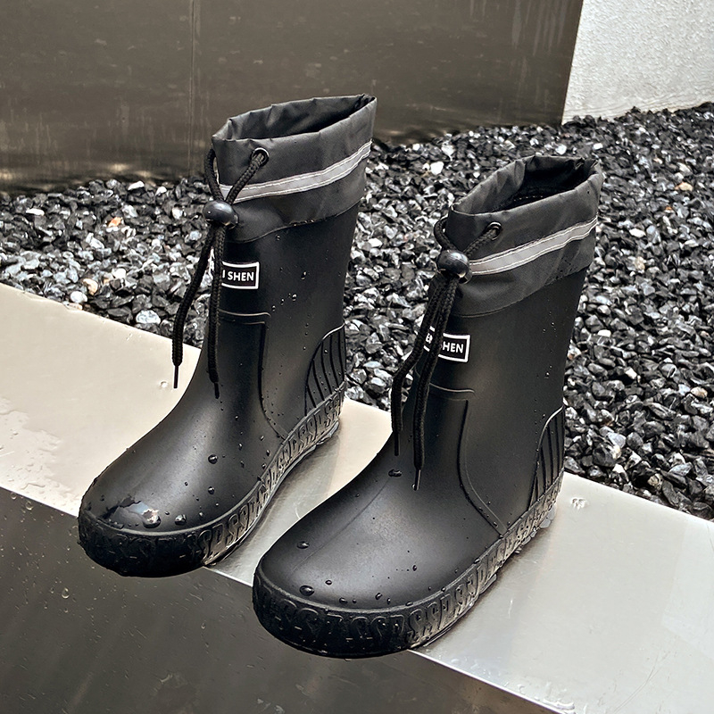 Ženske kišne čizme, srednje duljine potkoljenice, PVC gornji dio, ravni pet, pogodne za sve sezone