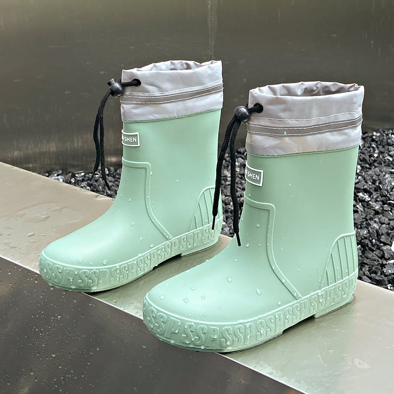Ženske kišne čizme, srednje duljine potkoljenice, PVC gornji dio, ravni pet, pogodne za sve sezone