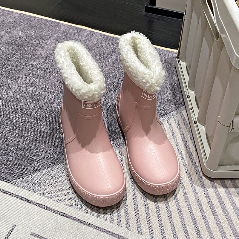 Ženske kišne čizme, srednje duljine potkoljenice, PVC gornji dio, ravni pet, pogodne za sve sezone