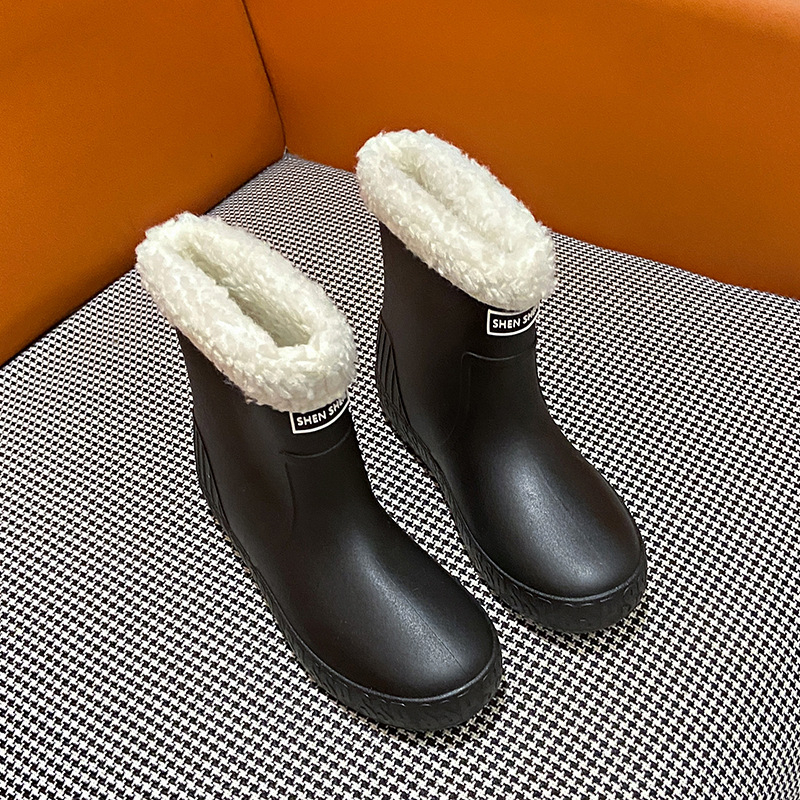 Ženske kišne čizme, srednje duljine potkoljenice, PVC gornji dio, ravni pet, pogodne za sve sezone