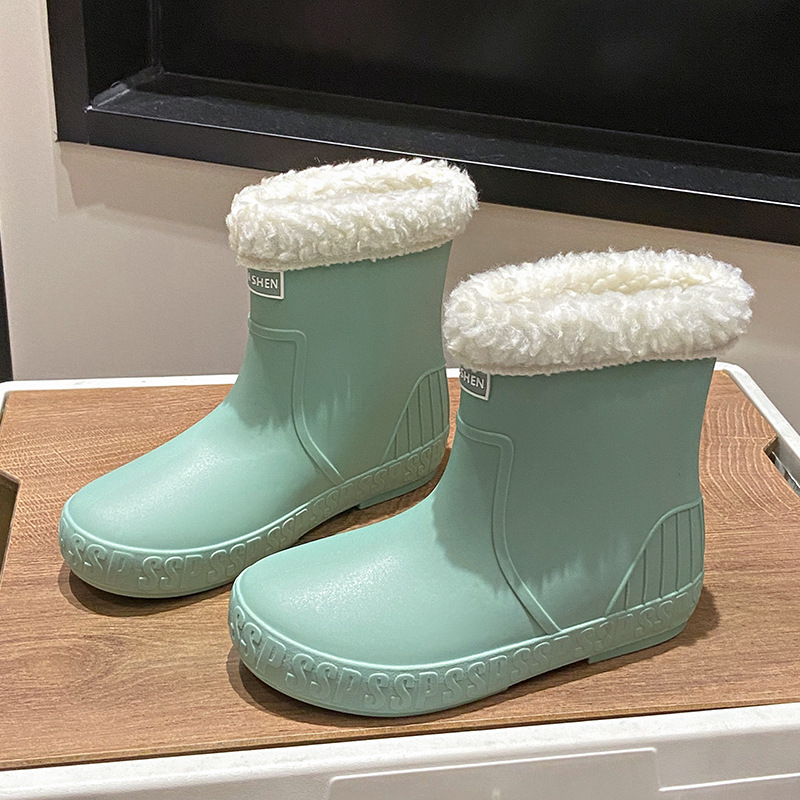 Ženske kišne čizme, srednje duljine potkoljenice, PVC gornji dio, ravni pet, pogodne za sve sezone