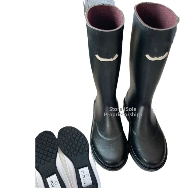 Cizme de ploaie pentru femei, partea superioară Crosyile din rășină, înălțime medie până la gambe, toc 3–5 cm, închidere slip-on