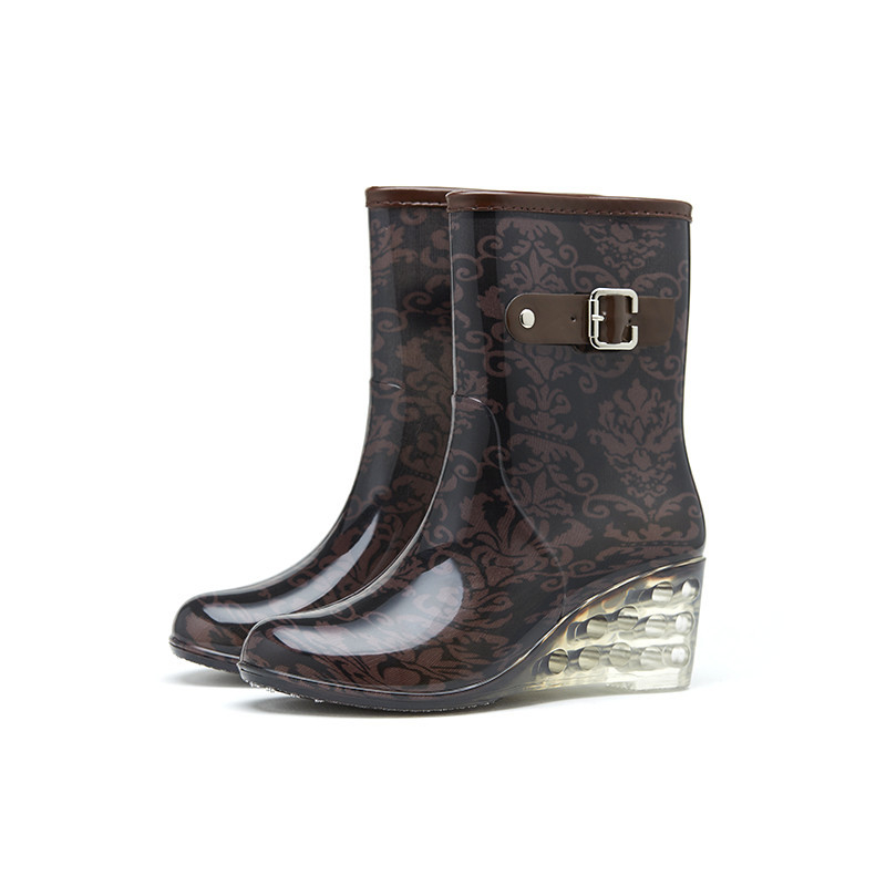 Cizme de ploaie pentru femei, până la mijlocul gambelor, toc mic 1–3 cm, partea superioară din plastic, culoare uni, potrivite pentru toate anotimpurile