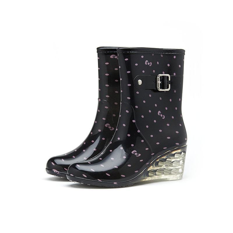 Cizme de ploaie pentru femei, până la mijlocul gambelor, toc mic 1–3 cm, partea superioară din plastic, culoare uni, potrivite pentru toate anotimpurile