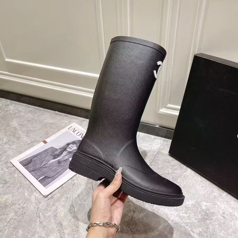 Ženske cipele za kišu - srednja visina dijela potkoljenice, jednofarbne, gornji dio od tvrde plastične smole, visina pete 3-5 cm