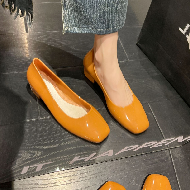 Ženske vodootporne čizme za kišu - niski otvor, niski pet (1-3 cm), gornji dio od PVC-a u jednom komadu, pogodne za sve sezone