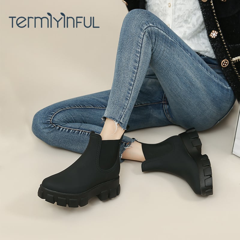 Ghete de ploaie pentru femei din PVC, înălțime medie, toc de 3–5 cm, construcție groasă, pentru toate anotimpurile