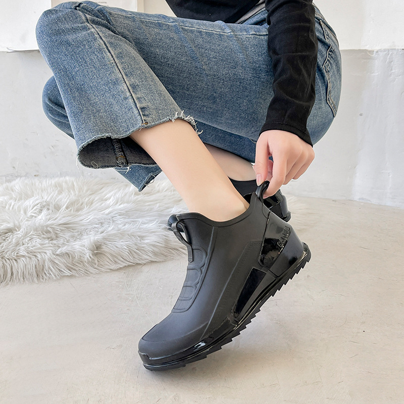 Ženske kišne čizme PVC gornji dio, protuklizna potplata, niski cilindar, plosni pet, slip-on dizajn
