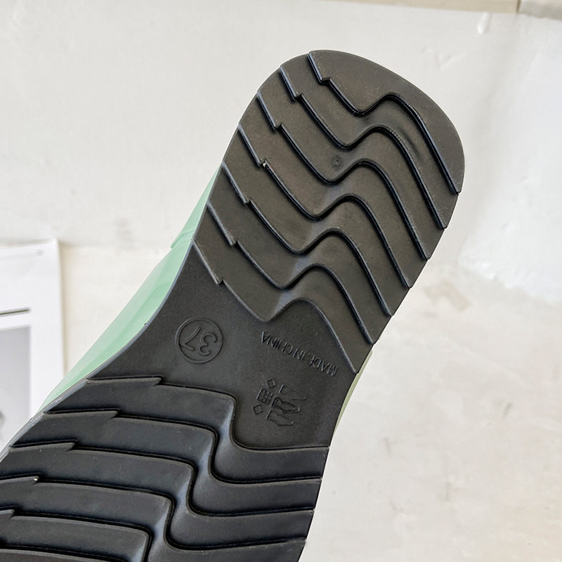 Ženske kišne čizme PVC gornji dio, protuklizna potplata, niski cilindar, plosni pet, slip-on dizajn