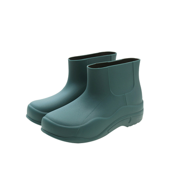Cizme de ploaie pentru femei — impermeabile, antiderapante, până la gambe medii, partea superioară din PVC, toc mic 1–3 cm