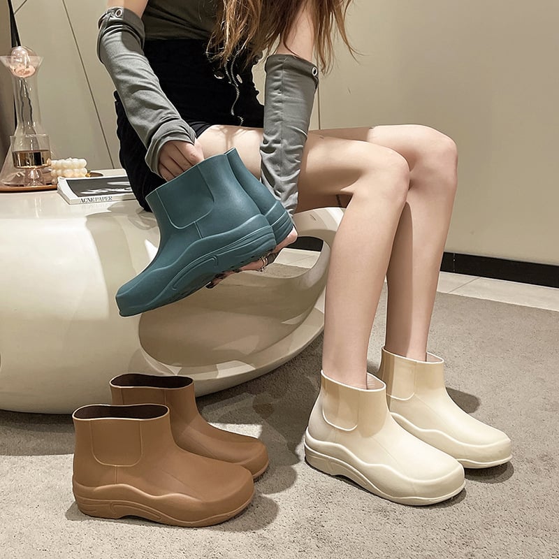 Cizme de ploaie pentru femei — impermeabile, antiderapante, până la gambe medii, partea superioară din PVC, toc mic 1–3 cm