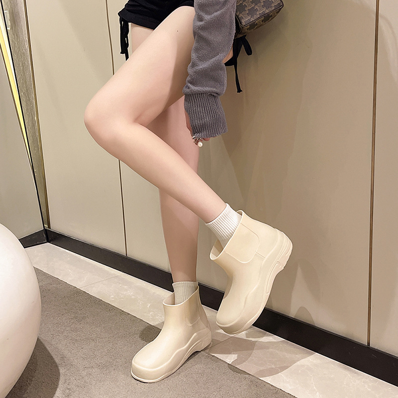 Cizme de ploaie pentru femei — impermeabile, antiderapante, până la gambe medii, partea superioară din PVC, toc mic 1–3 cm