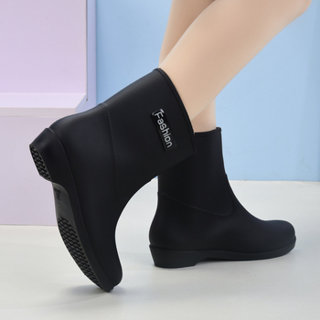 Ženske kišne čizme od PVC-a, srednje visine, niski pet (1–3 cm), za četiri sezone