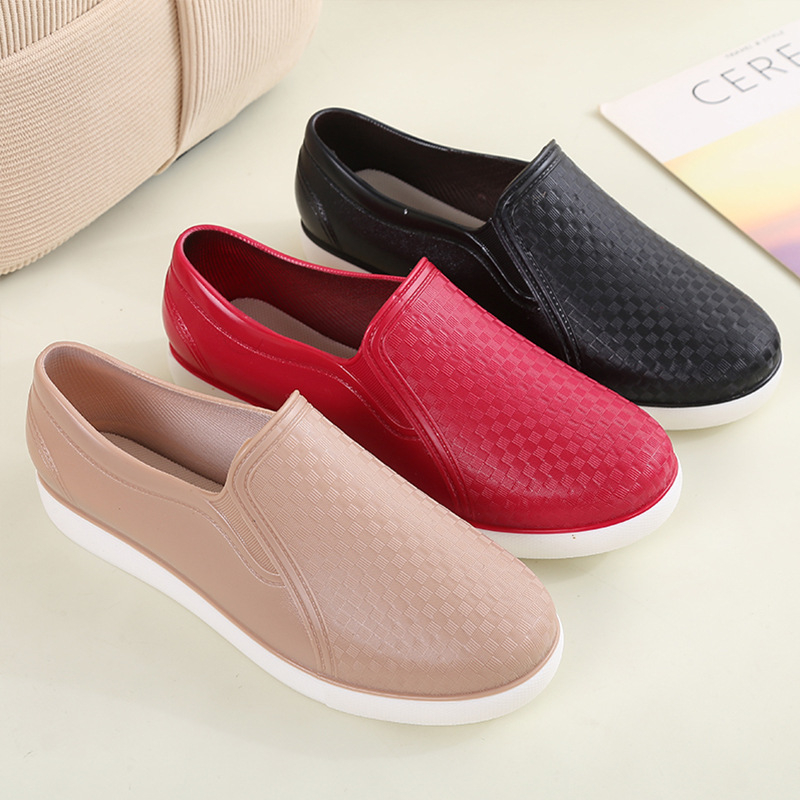 Ghete de ploaie pentru femei - partea superioară din PVC, gambă joasă, model grilă, toc plat, stil zilnic