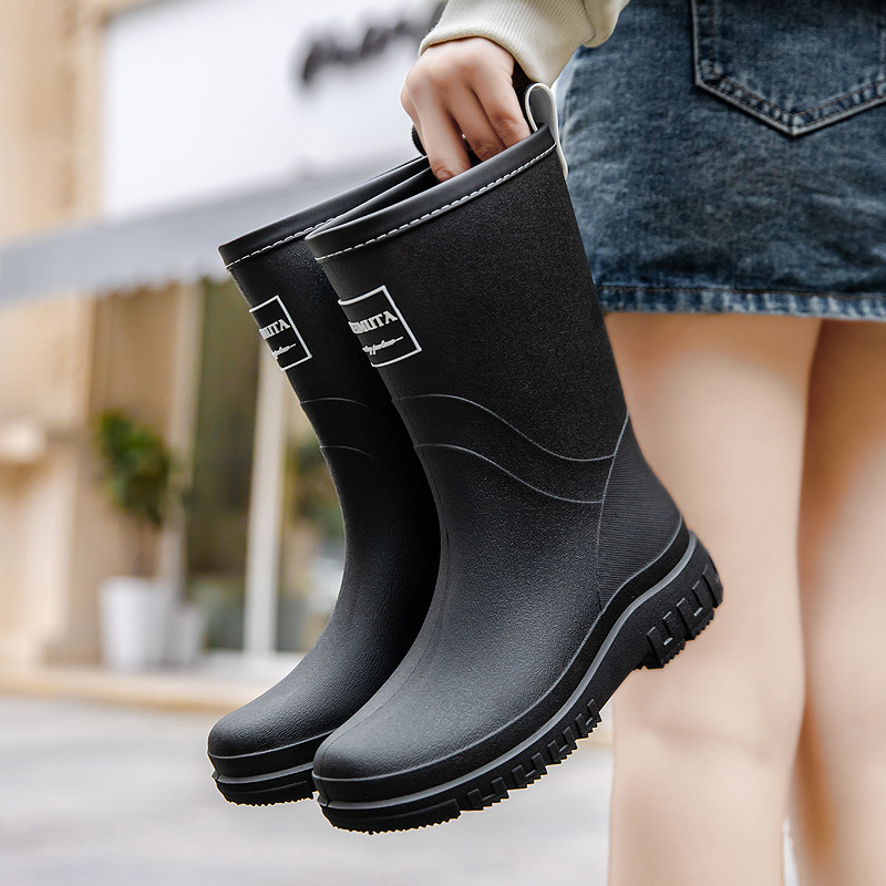 Ženske kišne čizme u korejskom stilu, vodootporne, srednje visoke, PVC gornji dio, slip-on zatvaranje, niski pet 1–3 cm