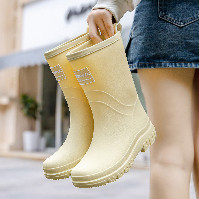 Ženske kišne čizme u korejskom stilu, vodootporne, srednje visoke, PVC gornji dio, slip-on zatvaranje, niski pet 1–3 cm
