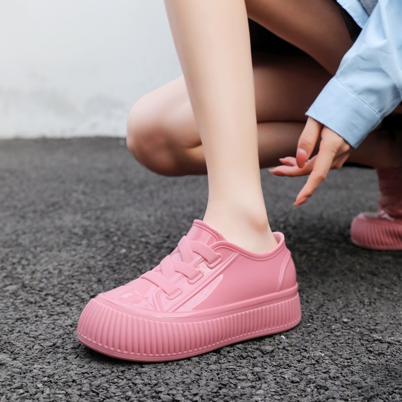 Ženske kišne čizme s niskim vrhom, PVC gornji dio, protuklizna debela potplata, slip-on, srednja visina pete 3–5 cm