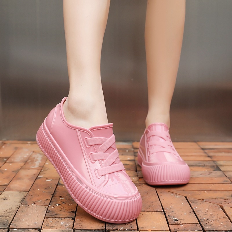 Ženske kišne čizme s niskim vrhom, PVC gornji dio, protuklizna debela potplata, slip-on, srednja visina pete 3–5 cm