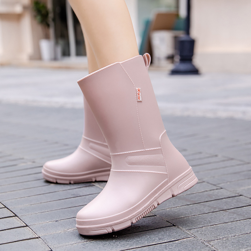 Ženske čizme za kišu, PVC gornji dio, srednja duljina do potkoljenice, niski pet 1–3 cm, jednostavni uzorak