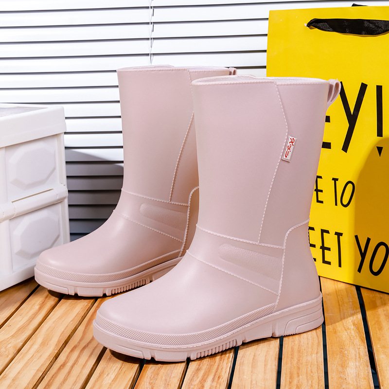 Ženske čizme za kišu, PVC gornji dio, srednja duljina do potkoljenice, niski pet 1–3 cm, jednostavni uzorak
