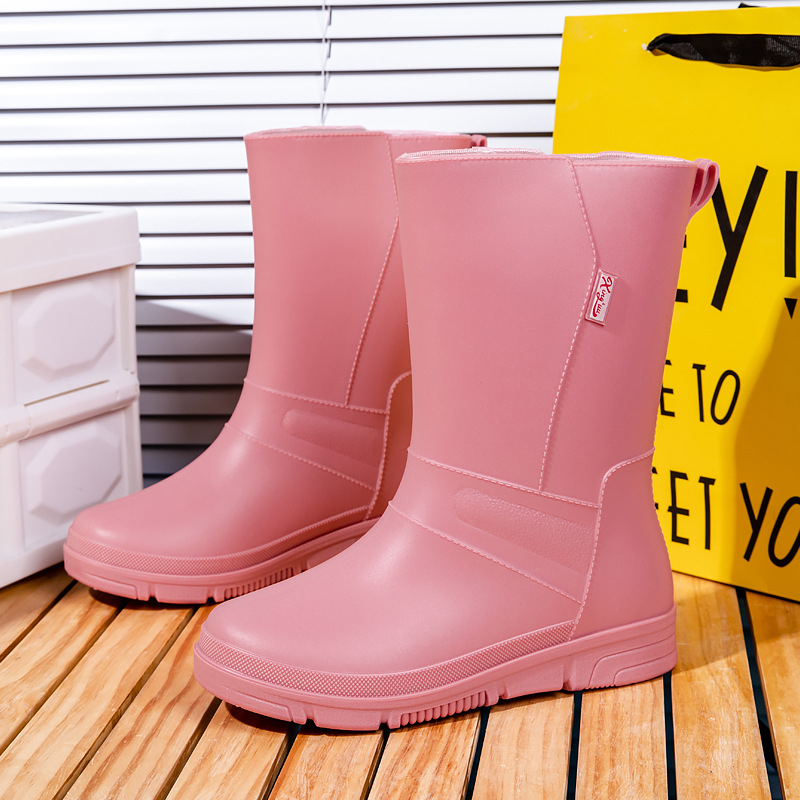 Ženske čizme za kišu, PVC gornji dio, srednja duljina do potkoljenice, niski pet 1–3 cm, jednostavni uzorak