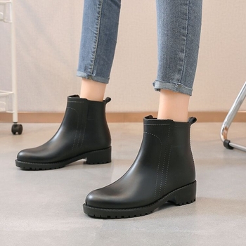 Ženske čizme za kišu, PVC gornji dio, kratak shaft, niski pet 1–3 cm, pogodne za četiri sezone