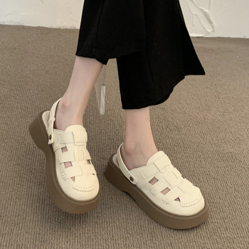 Női kétirányú lyukacsos szandál, nyár 2024, platformos lapos talpú PVC felső és talp, középmagas, kerek orr, injektált talp, kényelmes mindennapi viselet