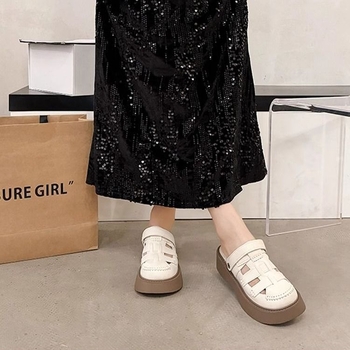 Női kétirányú lyukacsos szandál, nyár 2024, platformos lapos talpú PVC felső és talp, középmagas, kerek orr, injektált talp, kényelmes mindennapi viselet